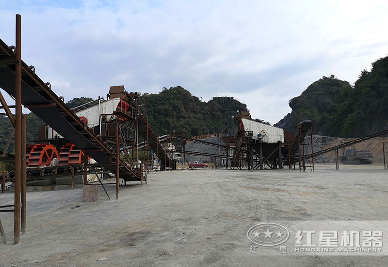 方案三配置現(xiàn)場(chǎng)：破碎機(jī)+制砂機(jī)+洗砂機(jī)，費(fèi)用80萬以上