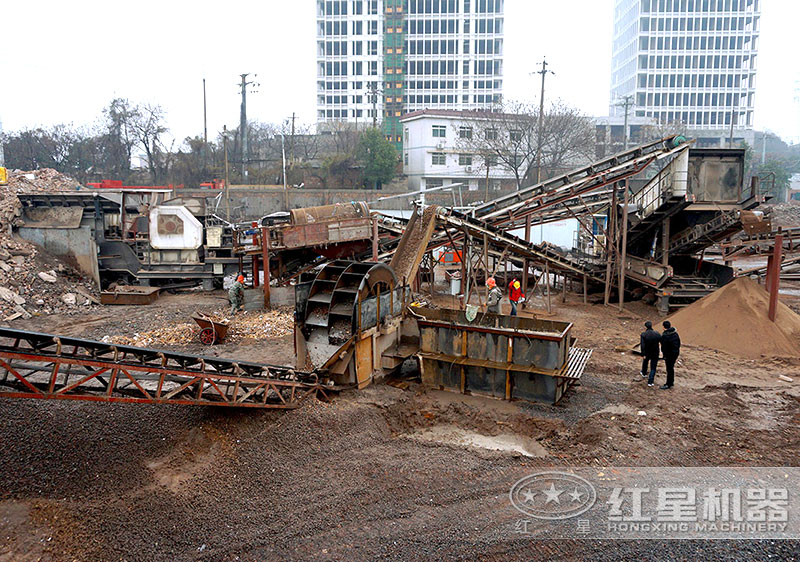 建筑垃圾制沙現(xiàn)場(chǎng)，配置車載制沙機(jī)